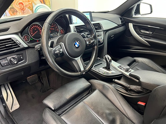BMW 330i 16 of 30