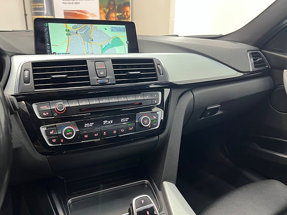 BMW 330i 17 of 30