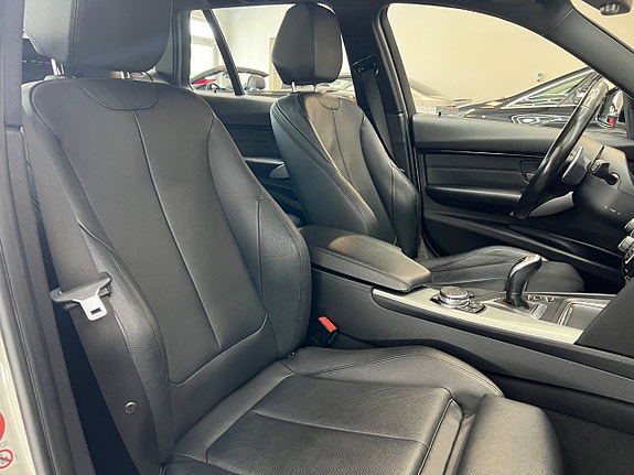 BMW 330i 29 of 30