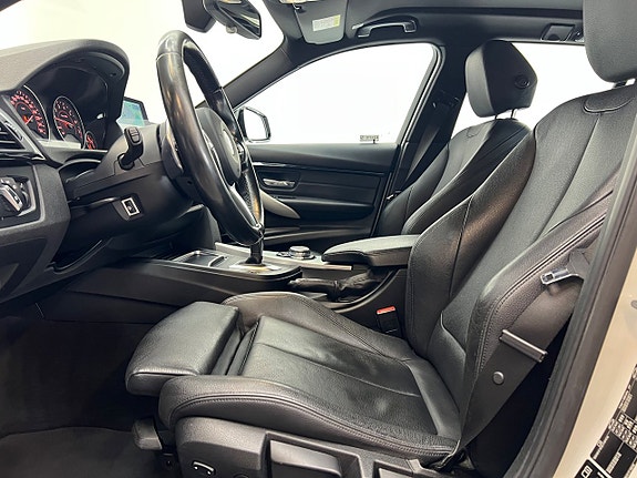 BMW 330i 28 of 30