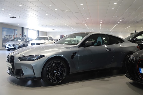 BMW M4 2 of 5