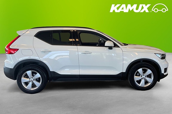 Volvo XC40 2 of 5