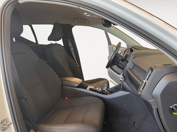 Volvo XC40 15 of 26