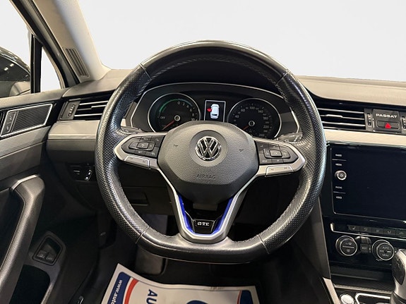 Volkswagen Passat 12 of 15