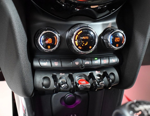 MINI Cooper 13 of 24