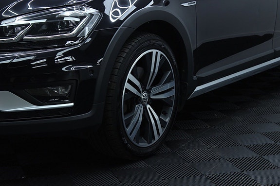 Volkswagen Golf Alltrack 2 of 5