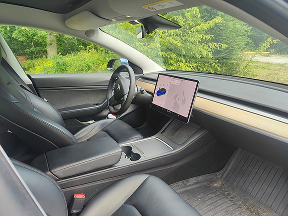 Tesla Model 3 3 of 4