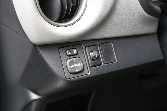 Toyota Yaris 11 of 24