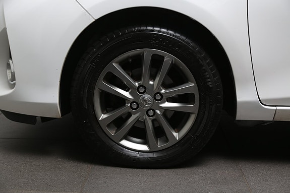 Toyota Yaris 7 of 24