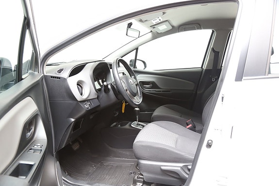 Toyota Yaris 8 of 24