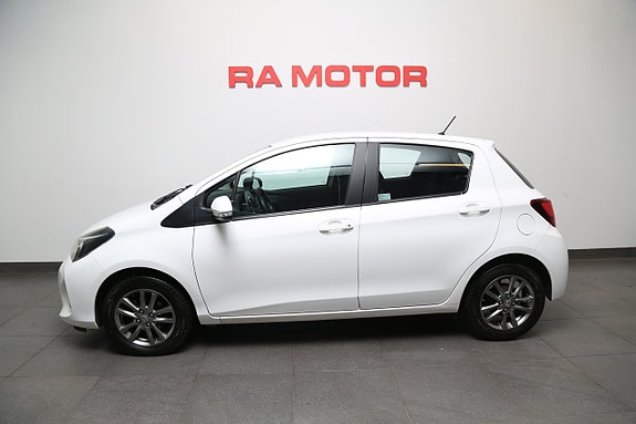Toyota Yaris 2 of 24