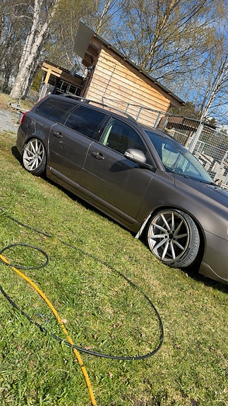 Volvo V70 2 of 3