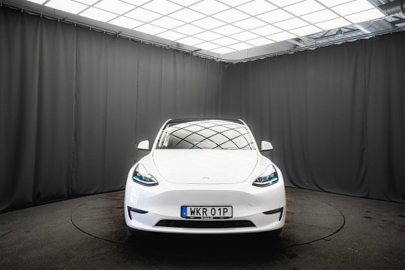 Tesla Model Y 4 of 5