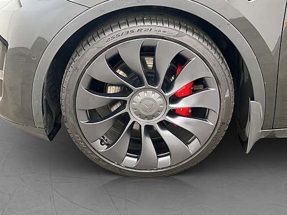 Tesla Model Y 28 of 30