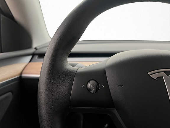 Tesla Model Y 19 of 30