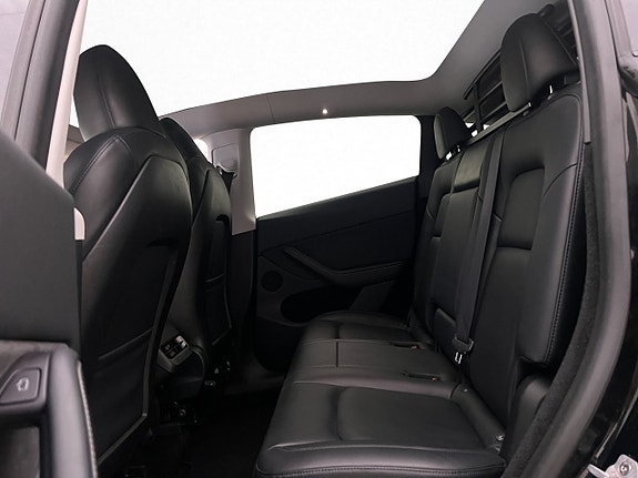Tesla Model Y 17 of 30