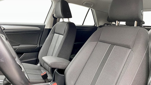 Volkswagen T-Roc 8 of 12