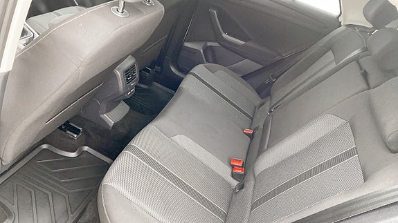 Volkswagen T-Roc 11 of 12