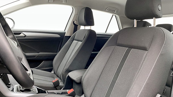Volkswagen T-Roc 8 of 12