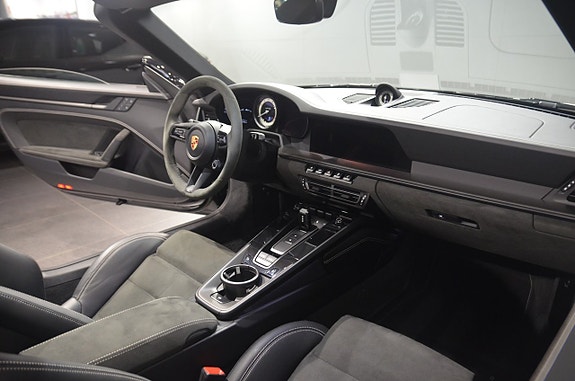 Porsche 911 Targa 4 GTS 13 of 19