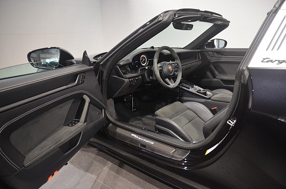 Porsche 911 Targa 4 GTS 9 of 19