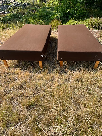 Två slitna 90 cm x 200 cm sängar bortskänkes