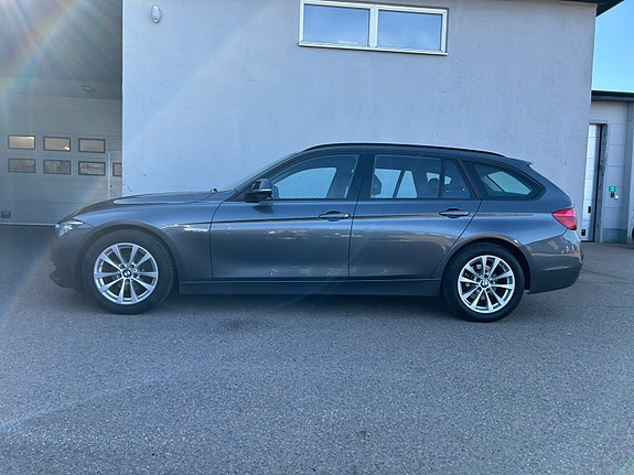 BMW 318d 2 of 5