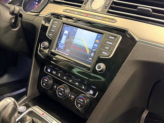 Volkswagen Passat 12 of 19