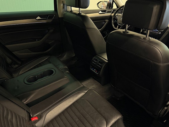 Volkswagen Passat 13 of 19