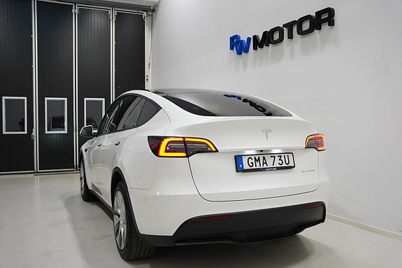 Tesla Model Y 4 of 5