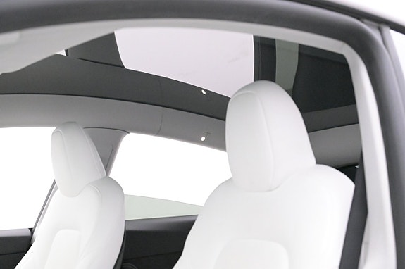 Tesla Model Y 20 of 27
