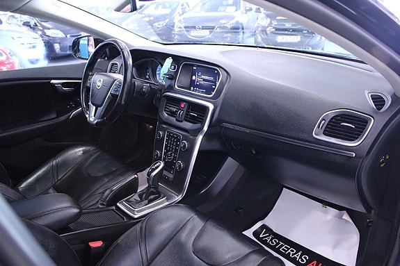 Volvo V40 Cross Country 18 of 30