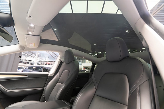 Tesla Model Y 14 of 29