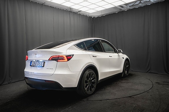 Tesla Model Y 7 of 29