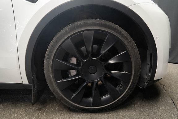 Tesla Model Y 11 of 29