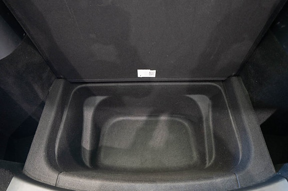 Tesla Model Y 25 of 29