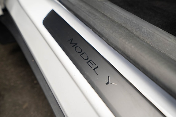 Tesla Model Y 18 of 29