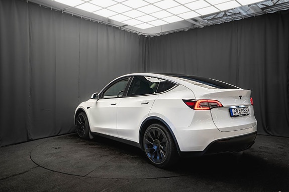 Tesla Model Y 9 of 29