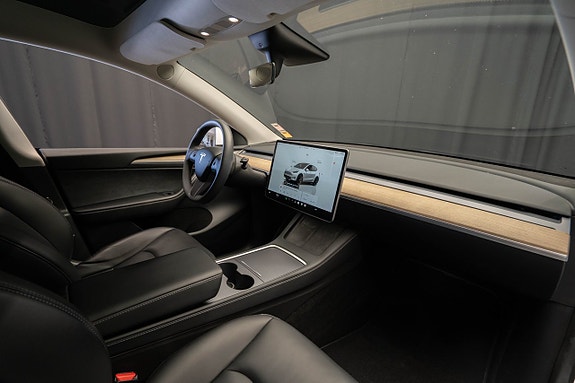 Tesla Model Y 20 of 29