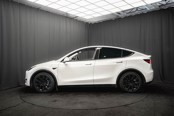 Tesla Model Y 10 of 29