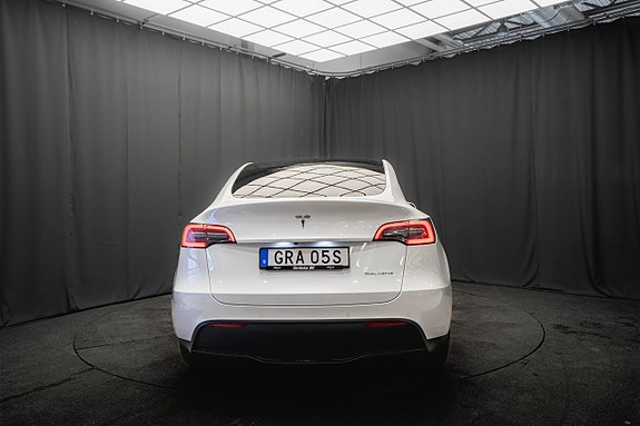 Tesla Model Y 8 of 29