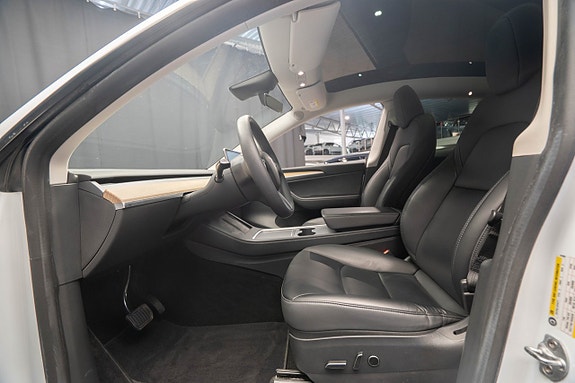 Tesla Model Y 17 of 29