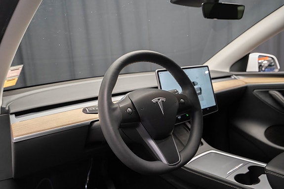 Tesla Model Y 19 of 29