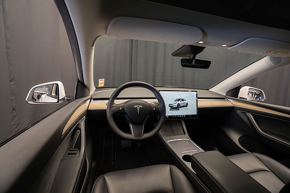 Tesla Model Y 13 of 29