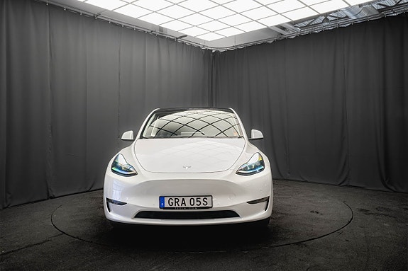 Tesla Model Y 4 of 5