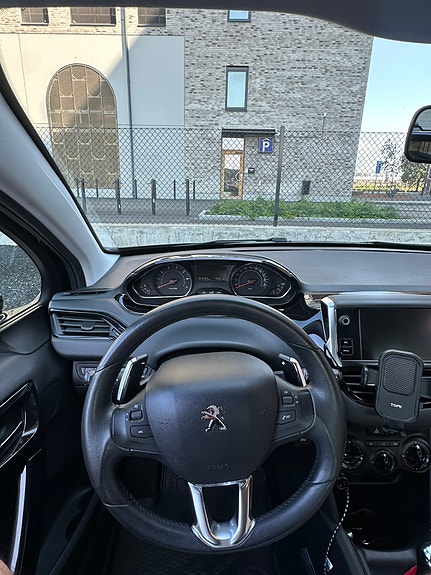 Peugeot 208 16 of 25