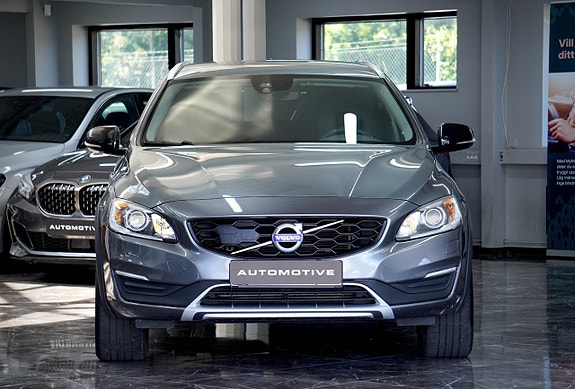 Volvo V60 Cross Country 2 of 5