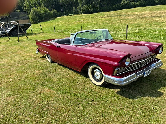 Ford Fairlane 4 of 5