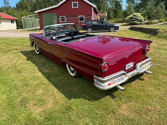 Ford Fairlane 3 of 5