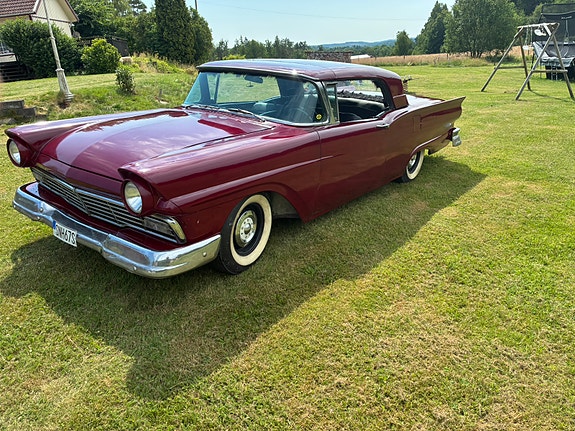 Ford Fairlane 2 of 5